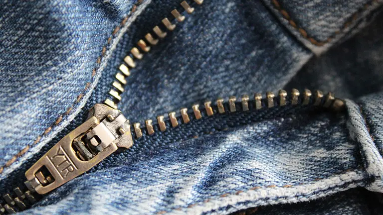 Una cremallera bajada de un pantalón vaquero. ARCHIVO