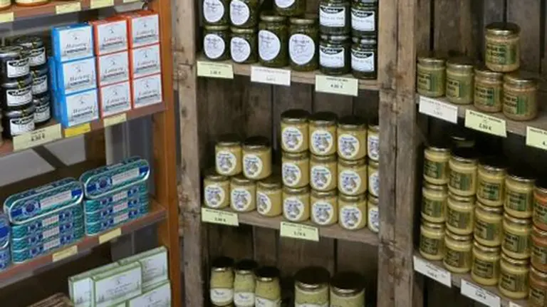 Una estantería de una tienda ARCHIVO