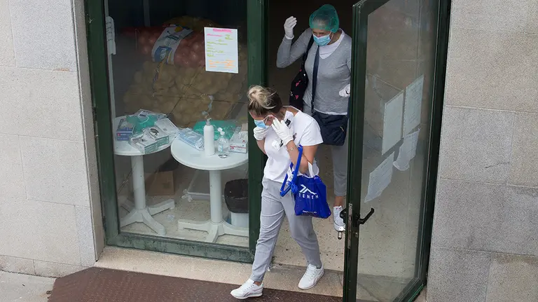 Dos mujeres a la entrada de la residencia de ancianos de O Incio, en Lugo (España), donde se ha detectado un brote de coronavirus, el 20 de agosto de 2020.

20 AGOSTO 2020

20/8/2020