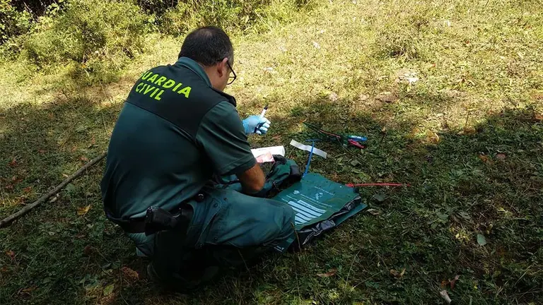 Un agente de la Guardia Civil investiga en Eugui el maltrato animal de dos perros sacrificados - GUARDIA CIVIL DE NAVARRA