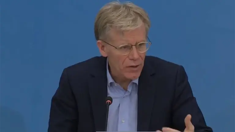 El jefe de la misión conjunta de OMS y China contra el coronavirus, Bruce Aylward, en rueda de prensa. EP