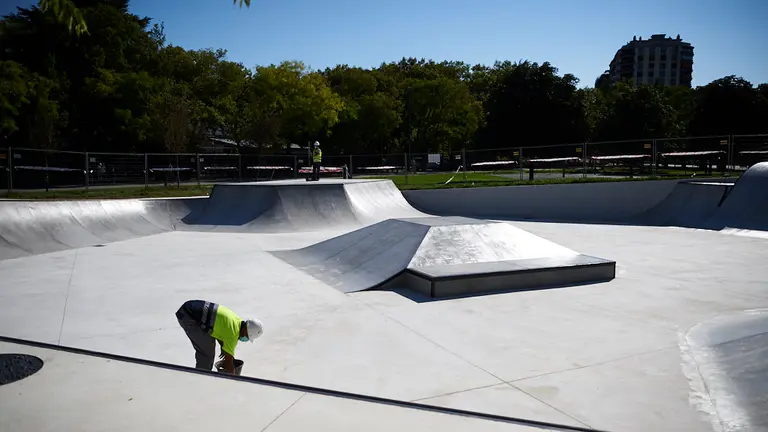 La comisión de urbanismo del Ayuntamiento de Pamplona visita el nuevo skate de parque Antoniutti. PABLO LASAOSA