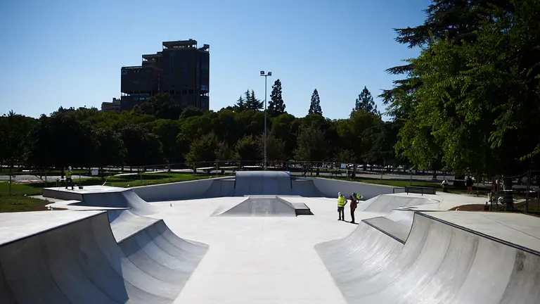 La comisión de urbanismo del Ayuntamiento de Pamplona visita el nuevo skate de parque Antoniutti. PABLO LASAOSA