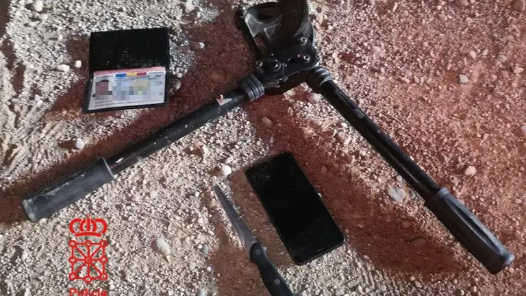 Herramientas utilizadas para robar cobre. POLICÍA FORAL