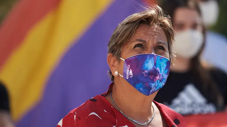 La coordinadora general de IUN, Marisa de Simón, y la secretaria política del PCE de Navarra, Isabel Burbano, ofrecen una rueda de prensa para dar a conocer la presentación de una solicitud de reapertura de la querella contra el Réy Emérito Juan Carlos I. PABLO LASAOSA