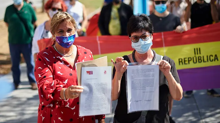 La coordinadora general de IUN, Marisa de Simón, y la secretaria política del PCE de Navarra, Isabel Burbano, ofrecen una rueda de prensa para dar a conocer la presentación de una solicitud de reapertura de la querella contra el Réy Emérito Juan Carlos I. PABLO LASAOSA