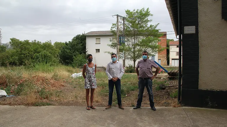 La alcaldesa de Marañón, Laura Corres, y el director general Jesús Mª Rodríguez, junto al edificio objeto de las obras CEDIDA