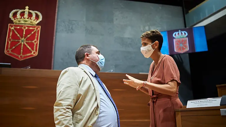 El presidente del Parlamento, Unai Hualde(i) junto a la presidenta del Gobierno de Navarra, Mar&iacute;a Chivite. PABLO LASAOSA