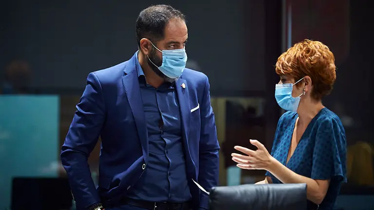 El socialista Ramón Alzórriz(i) habla con Bakartxo Ruiz, de EH Bildu. PABLO LASAOSA 