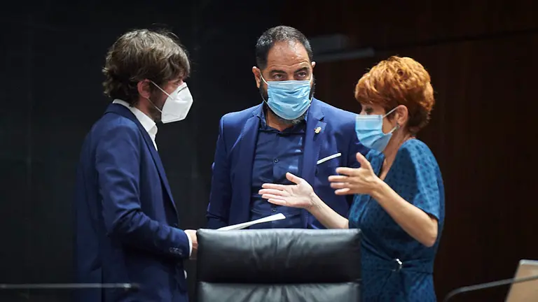 De izquieda a derecha, el lider de Podemos Navarra, Mikel Buil; el socialista Ramón Alzórriz y la parlamentaria de EH Bildu, Bakartxo Ruiz. PABLO LASAOSA