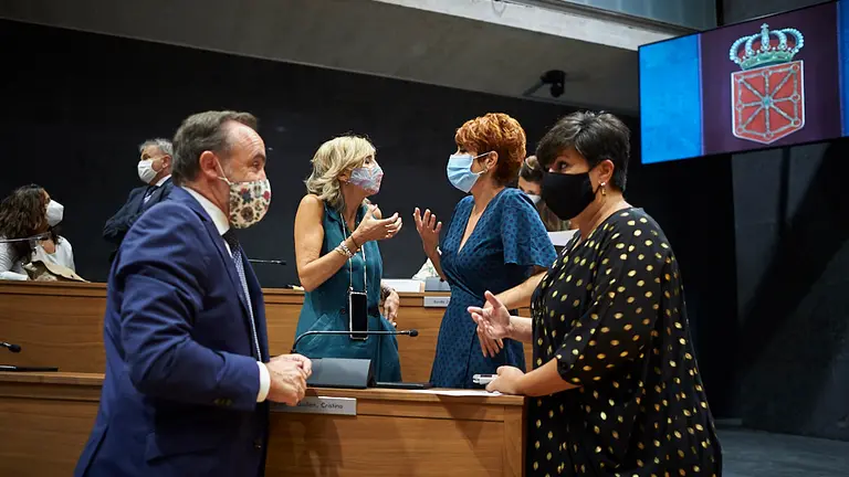 De izquierda a derecha, Javier Esparza y Cristina Ibarrola de Navarra Suma junto a Bakartxo Ruiz de EH Bildu y María Solana de Geroa Bai. PABLO LASAOSA