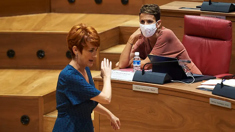 Bakartxo Ruiz(i), de EH Bildu junto a María Chivite, presidenta del Gobierno de Navarra. PABLO LASAOSA