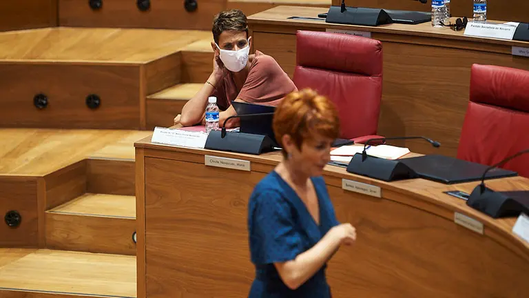 Bakartxo Ruiz(d), de EH Bildu junto a María Chivite, presidenta del Gobierno de Navarra. PABLO LASAOSA