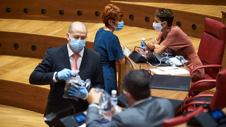 Bakartxo Ruiz(i), de EH Bildu junto a María Chivite, presidenta del Gobierno de Navarra durante el reparto de cascos para traducción. PABLO LASAOSA