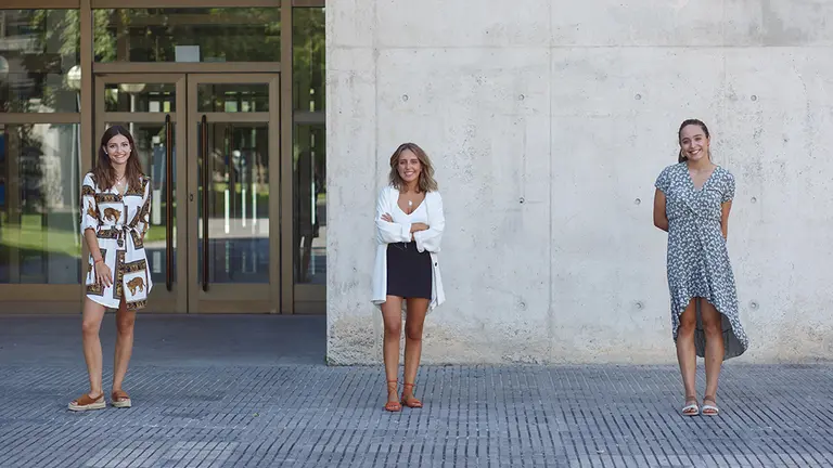 Las estudiantes seleccionadas. De izda. a dcha. Pilar Díaz-Usechi, Silvia Díaz de Rada y Nerea Iriarte CEDIDA