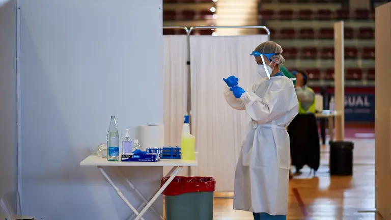 La Universidad de Navarra realiza pruebas de PCR a profesores y alumnos para el inicio del curso académico. MIGUEL OSÉS