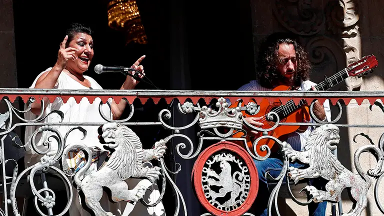 La cantante Remedios Amaya en la actuación en el balcón de la Casa Consistorial en la edición de 2020 de 'Flamenco on fire'. EFE/ JESUS DIGES