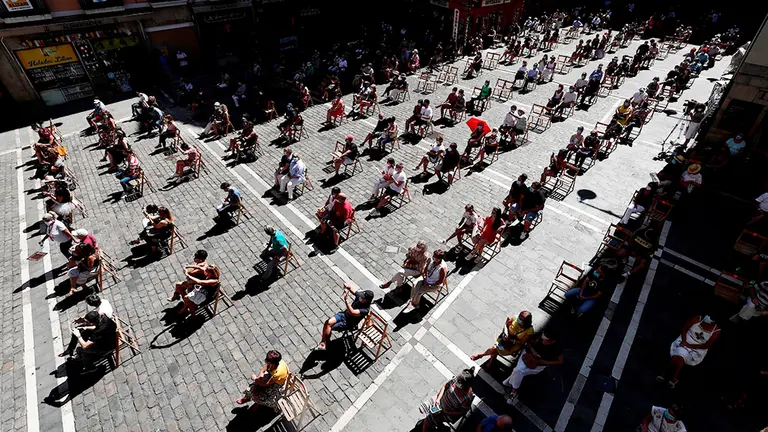 GRAFCAV8302. PAMPLONA, 27/08/2020.-  Aspecto que presentaba este mediodía la Plaza del Ayuntamiento de Pamplona donde la cantaora Remedios Amaya ha sido la encargada de estrenar el balcón del Ayuntamiento en el festival ‘Flamenco on Fire. La plaza Consistorial, “esta plaza tan bonita”, como ha saludado la ‘Camarona de Triana’, ha acogido medidas preventivas frente al coronavirus, como controles de entrada, aforo reducido, asientos separados y una valla en la parte final de la plaza, que imposibilitaba la afluencia de curiosos.EFE/ Jesús Diges
