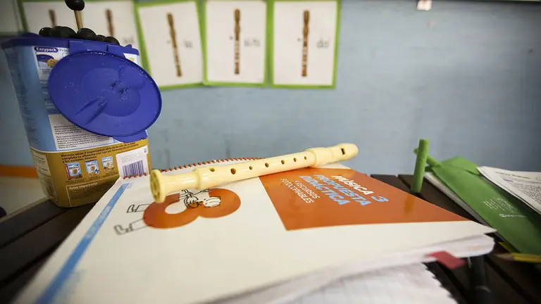 Imagen de un libro escolar en un colegio ante el parón por la crisis sanitaria del coronavirus. ARCHIVO.