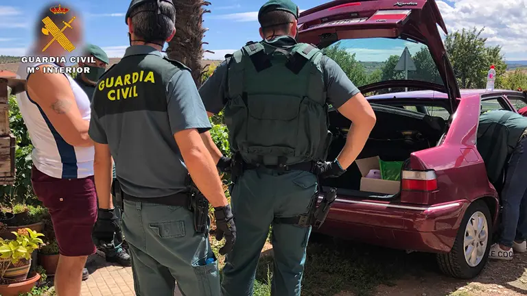 Uno de los detenidos en la operación policial llevada a cabo en un municipio de La Rioja. GUARDIA CIVIL