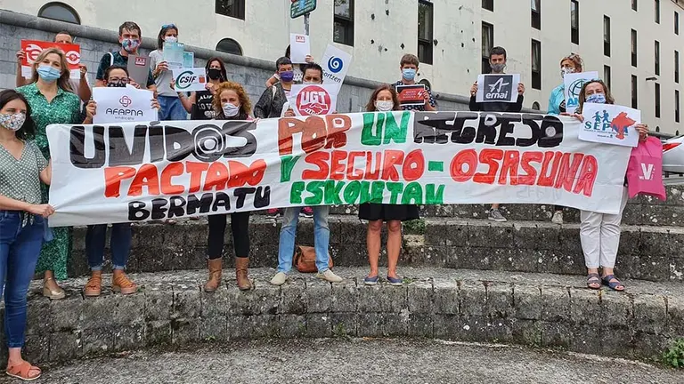 Concentración del Foro de la Comunidad Educativa en Pamplona para pedir más medidas ante el inicio del curso escolar. - FORO DE LA COMUNIDAD EDUCATIVA