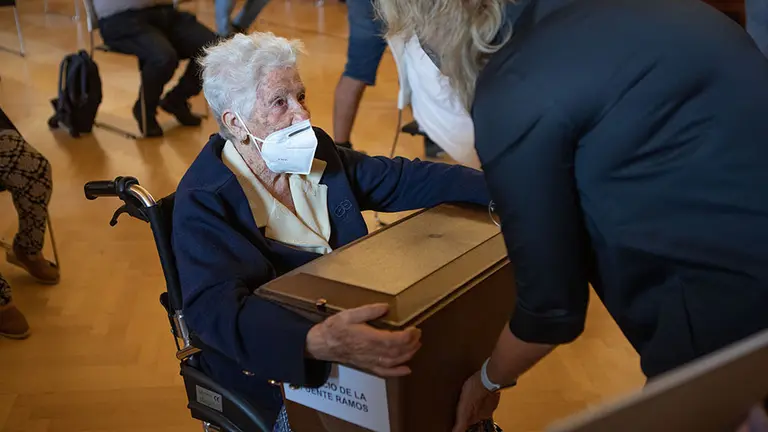 La hija de Leoncio, Paula de la Fuente,  recibe los restos de su padre de manos de la consejera Ollo.CEDIDA
