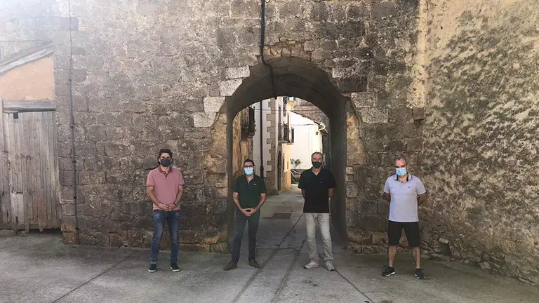 Zuñiga 2 - El parlamentario de la comisión de Cohesión Territorial, Pablo Azcona, junto con Rodríguez y Oteiza,en la visita a la zona que se rehabilitará