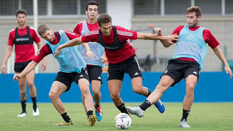 Lucas Torró disputa el balón entre Darko Brasanac y Moncayola durante la pretemporada en Tajonar. OSASUNA