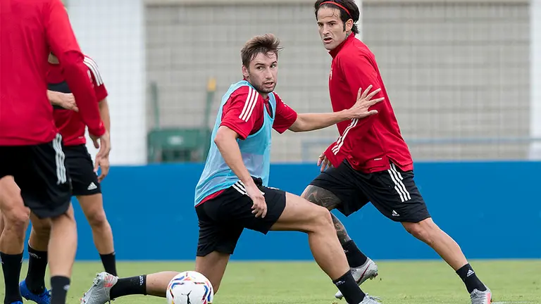 Moncayola trata de robar un pase de Rubén García durante un entrenamiento de pretemporada en Tajonar. OSASUNA