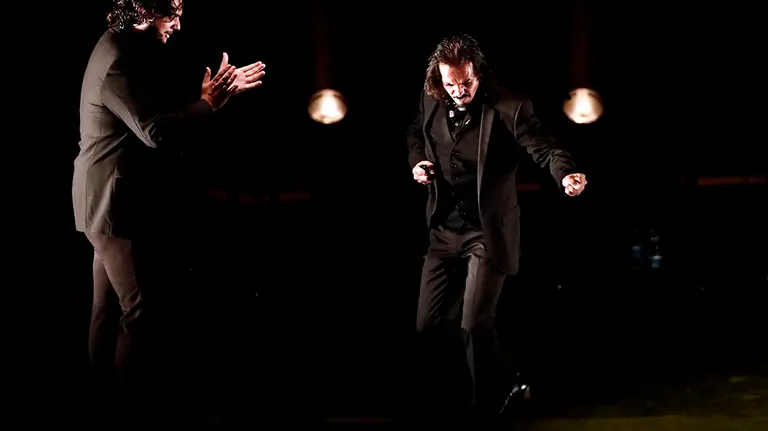 GRAFCAV8342. PAMPLONA, 28/08/2020.- El bailaor Juan Manuel Fernández Montoya "Farruquito" durante su actuación este viernes en el Baluarte de Pamplona, dentro de la programación de la VII edición del Festival Flamenco On Fire, que rinde homenaje al maestro Sabicas en el 30 aniversario de su muerte. EFE/Jesús Diges
