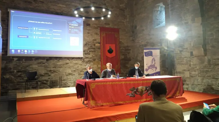 Celebración en Roncesvalles de una conferencia del Movimiento Europeo TWITTER (@MovimientoEurop)