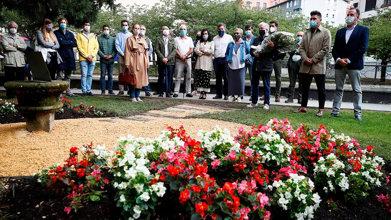 GRAF6699. ZUMARRAGA (GIPUZKOA), 29/08/2020.- El PP de País Vasco ha recordado este sábado a Manuel Indiano, concejal de esta formación asesinado por ETA hace 20 años en Zumarraga, en un acto al que ha asistido el parlamentario Carlos Iturgaiz (d), y el alcalde de esta localidad guipuzcoana, Mikel Serrano (2d), entre otros. EFE/Javier Etxezarreta
