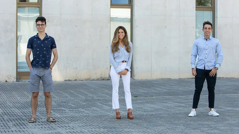 Tres de los cuatro estudiantes becados, en la UPNA, Íñigo de Juan, Natalia Pinel e Íñigo Pérez CEDIDA