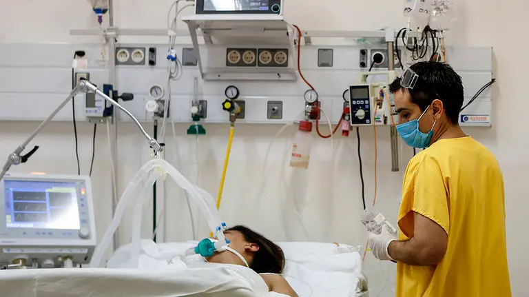 Un enfermero trabaja en la Unidad de Terapia Intensiva del Hospital de Agudos de Ezeiza, en la Provincia de Buenos Aires (Argentina). EFE/Juan Ignacio Roncoroni/Archivo
