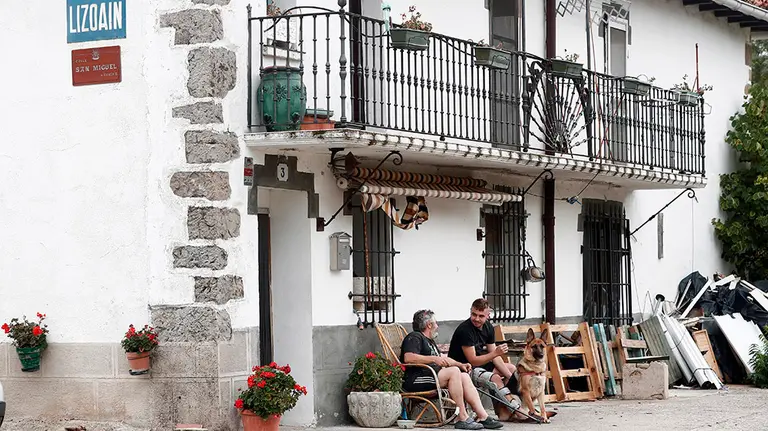 GRAFCAV8370. LIZOAIN, 30/08/2020.-  Padre e hijo comentan aspectos relacionados con el terremoto que han sentido a primeras horas de este domingo con epicentro en la localidad donde residen. La Red Sísmica Nacional ha informado de hasta siete réplicas, de 1,5 a 2,2 grados, tras el terremoto de magnitud 4,0 que se ha registrado esta mañana con epicentro en Lizoain. Tras un movimiento sísmico de magnitud 1,6 con epicentro en Urraul Alto (6:59 horas) y otro de 3,1 en Lizoain (7,55 horas), esta última localidad ha sido el epicentro a las 7,57 horas de un terremoto de 4,0 grados. EFE/ Jesús Diges
