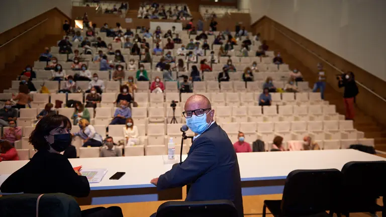 El consejero de Educación, Carlos Gimeno, informa a los equipos directivos de todos los centros escolares sobre el protocolo de inicio de curso. Gimeno atenderá a los medios al inicio de la reunión. MIGUEL OSÉS