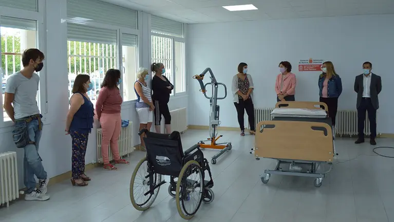 Visita a las intalaciones del curso; Miriam Martón, directora gerente del SNE; Carmen Maeztu , consejera de Derechos Sociales, y Juan Carlos Castillo, alcalde de Peralta y presidente FNMC. GOBIERNO DE NAVARRA