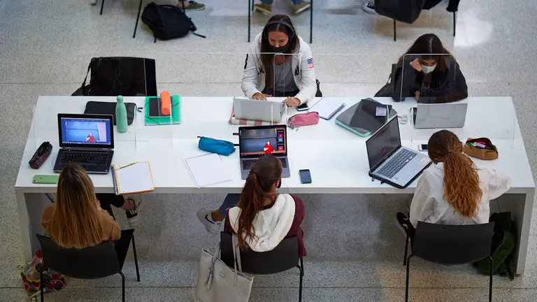 Inicio del curso académico en la Universidad de Navarra bajo las nuevas medidas contra el coronavirus. MIGUEL OSÉS