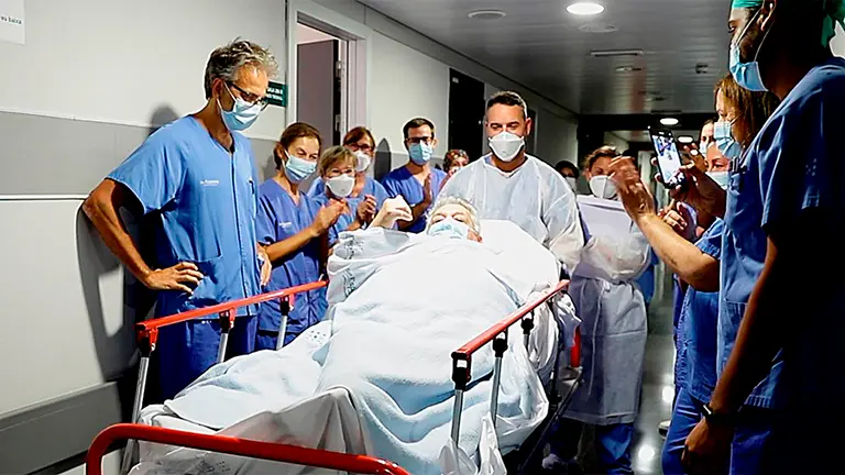 Manolo Salcés a su salida de la unidad de críticos. EFE/Hospital de Son Espases
