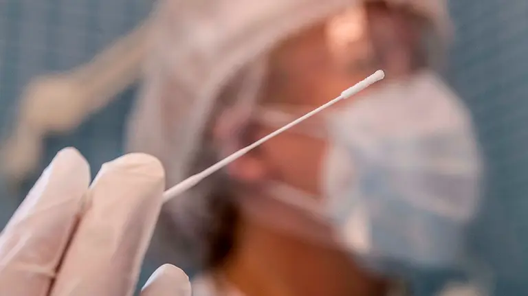 Una enfermera sostiene un bastoncillo mientras realiza una prueba PCR este martes. EFE/Marcial Guillén
