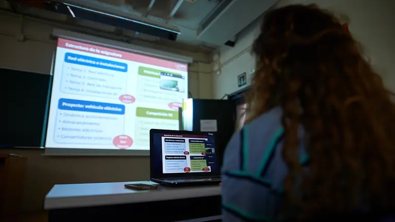 La Universidad Pública de Navarra muestra a los medios de comunicación el funcionamiento de las aulas híbridas que ha habilitado para garantizar la docencia presencial. MIGUEL OSÉS