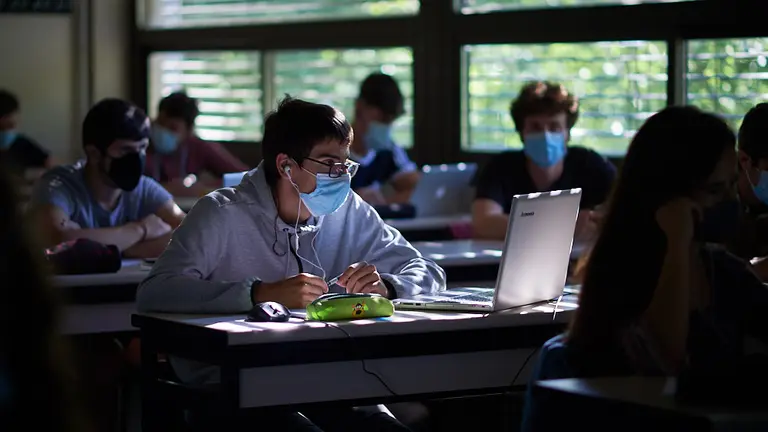 La Universidad Pública de Navarra muestra a los medios de comunicación el funcionamiento de las aulas híbridas que ha habilitado para garantizar la docencia presencial. MIGUEL OSÉS