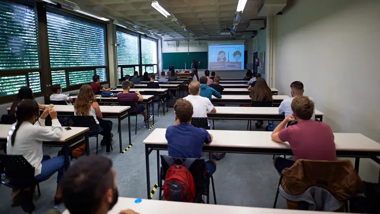 La Universidad Pública de Navarra muestra a los medios de comunicación el funcionamiento de las aulas híbridas que ha habilitado para garantizar la docencia presencial. MIGUEL OSÉS