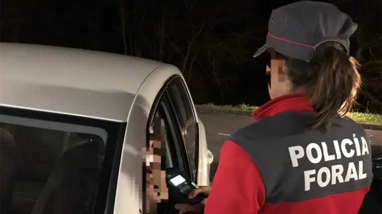 Una agente de la Policía Foral realiza un control de alcoholemia POLICÍA FORAL