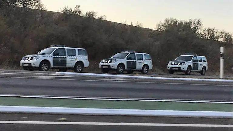 Vehículos de la Guardia Civil en la carretera en la operación en el Coto de Bornos. EUROPA PRESS