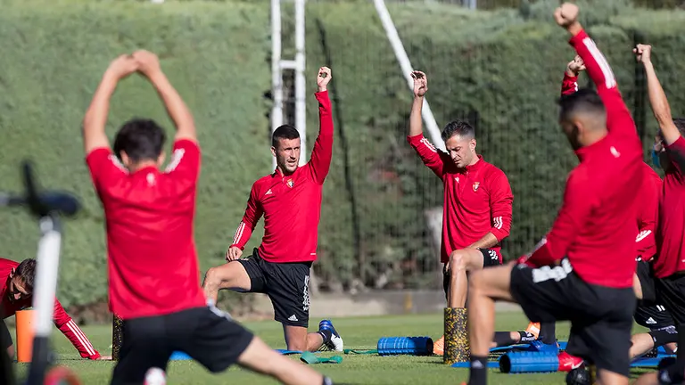 Oier Sanjurjo y Juan Villar realizando estiramientos en Tajonar. CA Osasuna.