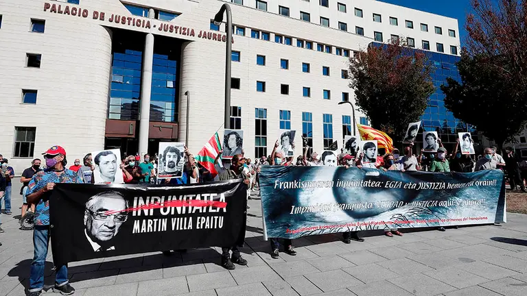GRAFCAV8519. PAMPLONA, 03/09/2020.-  Varios colectivos memorialistas de Navarra, políticos y representantes de entidades sociales se han concentrado frente al Palacio de Justicia de Navarra este jueves para exigir un &#34;juicio a Martín Villa y al franquismo&#34;. La concentración ha tenido lugar coincidiendo con la declaración este jueves del exministro del Interior Rodolfo Martín Villa ante la jueza argentina María Servini, acusado de 12 muertes ocasionadas por disparos de las Fuerzas y Cuerpos del Seguridad del Estado que él dirigía cuando estaba al frente del departamento (1976-1979), entre ellas la de Germán Rodríguez en los Sanfermines de 1978. EFE/ Jesús Diges
