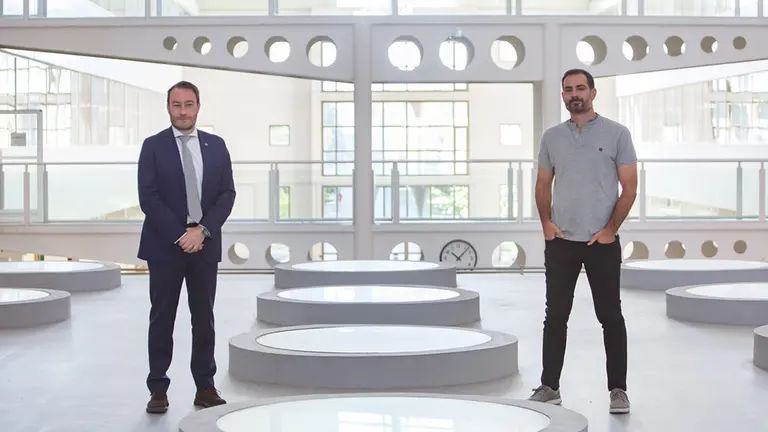 El investigador Iñigo Liberal (dcha.) y el rector de la Universidad y codirector de su tesis doctoral, Ramón Gonzalo García (izda.). UPNA