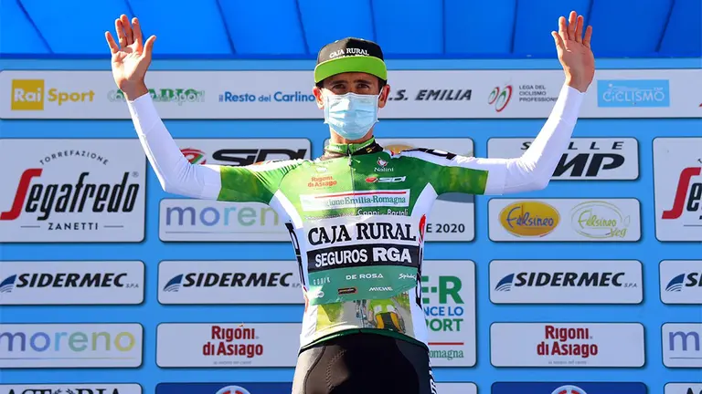 Julen Amézqueta celebra su primer puesto en la montaña. Cedida Caja Rural Team.