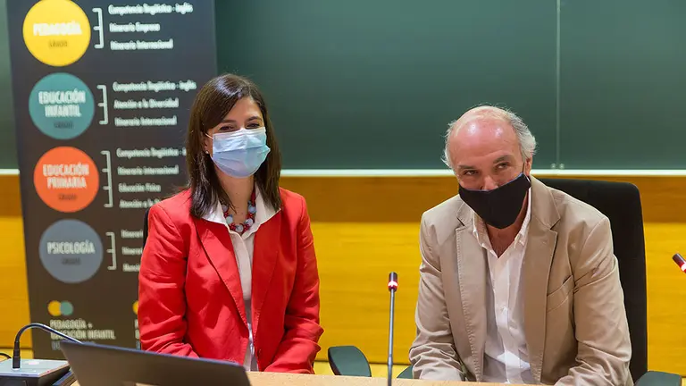 La profesora Sonia Rivas con el presidente del Consejo Escolar de Navarra, Manuel Martín. - MANUEL CASTELLS (UNAV)